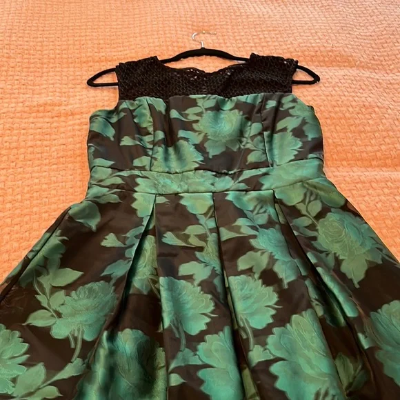 julia jordan green dress 1PC EXT. SHLD RUFFLE SHORT DRESS JULIA JORDAN